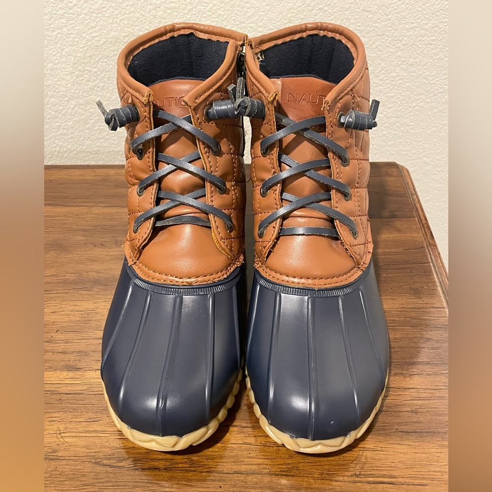 Nautica Women’s Rainboots, navy and brown, size 7, great condition.